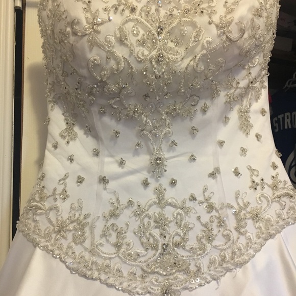 Wedding dress - Picture 9 of 10